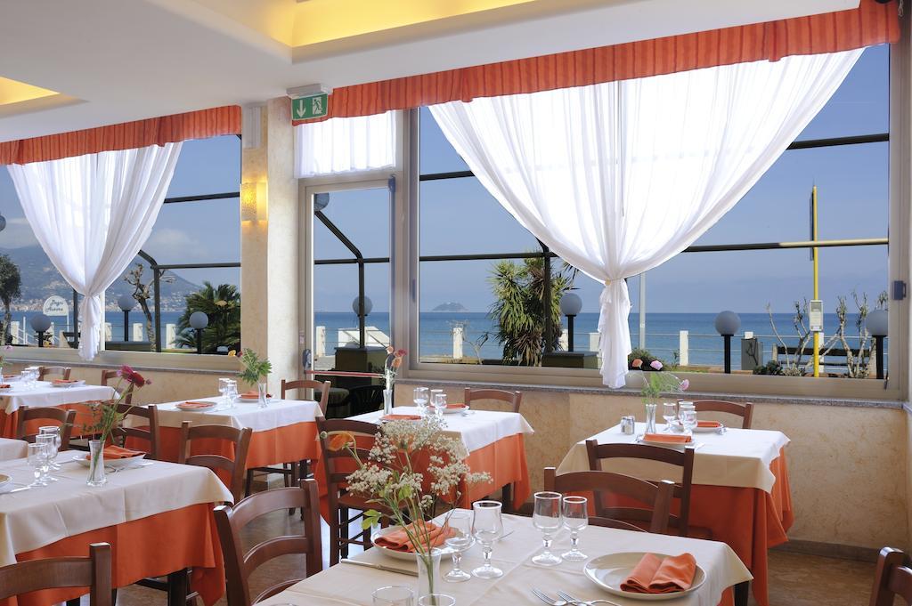 Hotel Delfino Laigueglia Kültér fotó