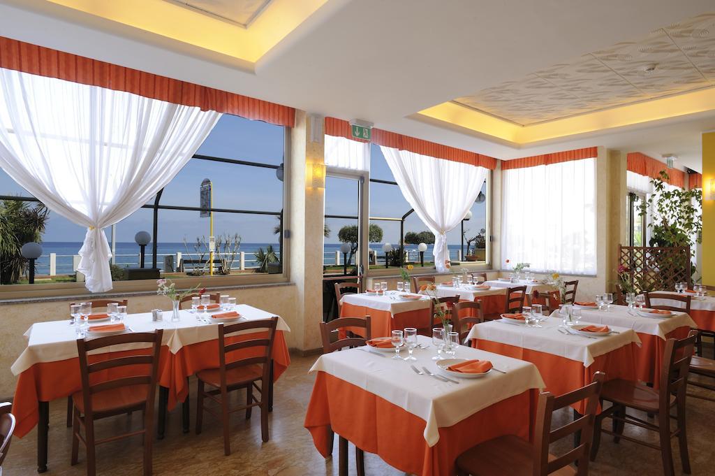 Hotel Delfino Laigueglia Kültér fotó