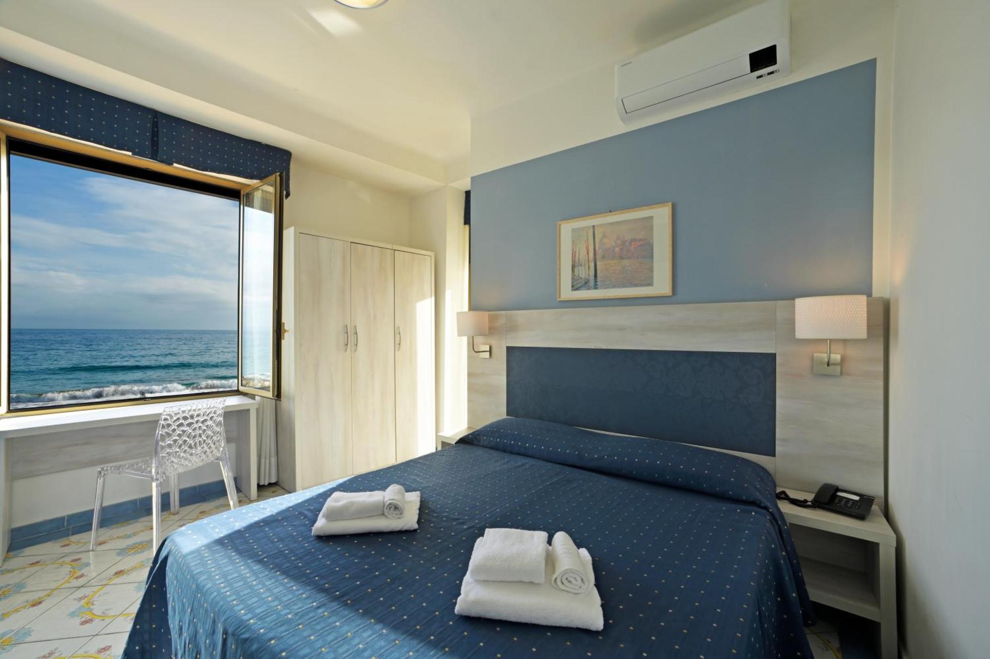 Hotel Delfino Laigueglia Kültér fotó