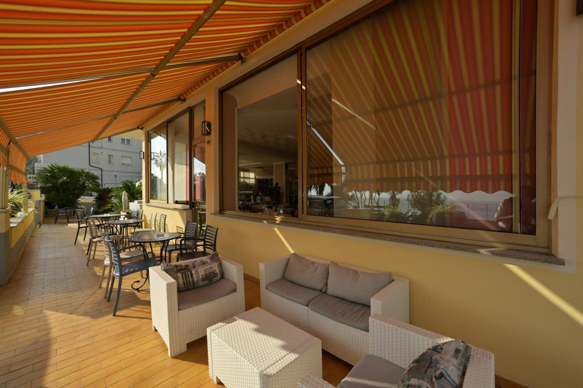 Hotel Delfino Laigueglia Kültér fotó