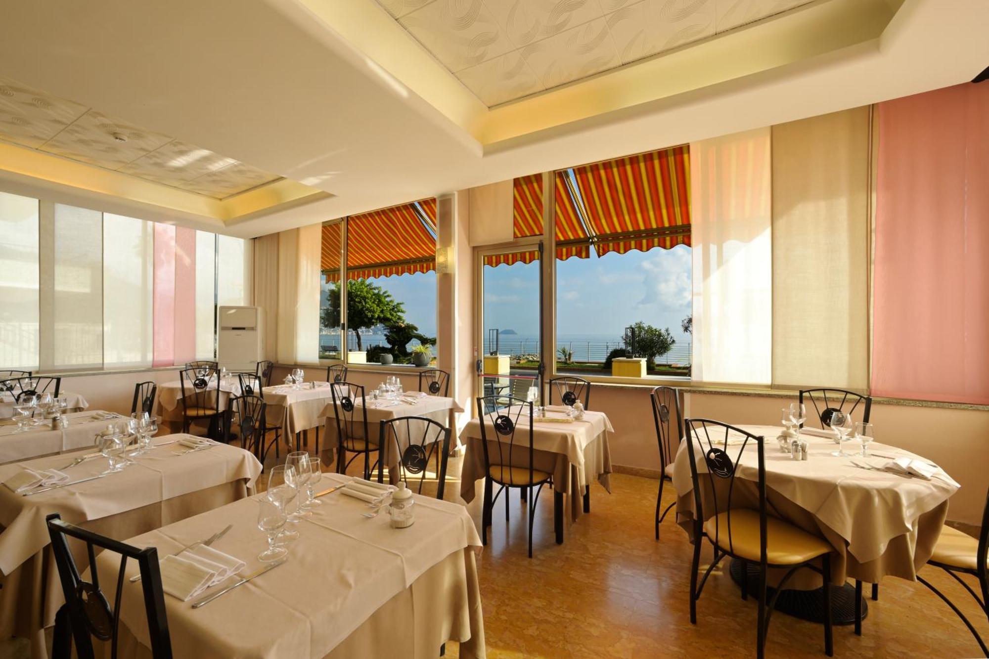 Hotel Delfino Laigueglia Kültér fotó