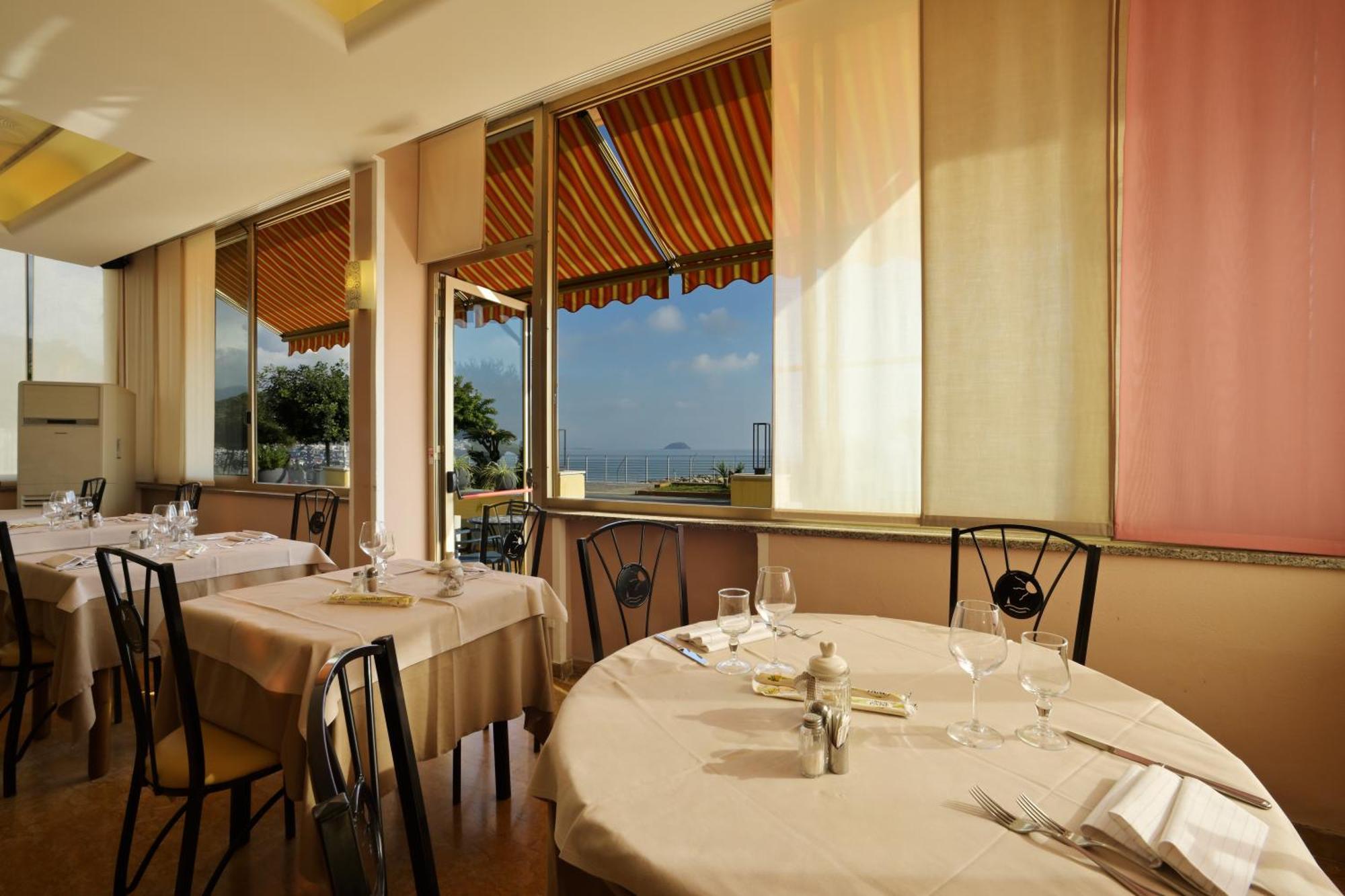 Hotel Delfino Laigueglia Kültér fotó