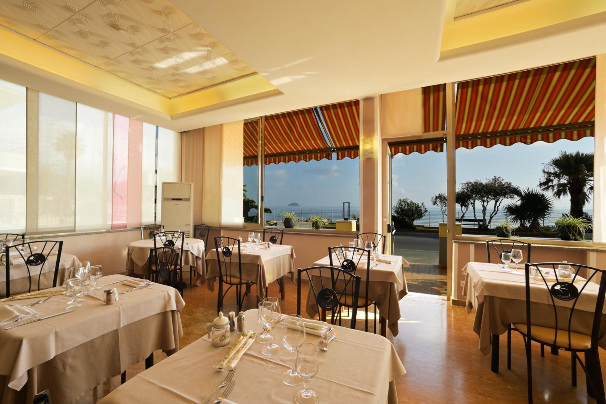 Hotel Delfino Laigueglia Kültér fotó