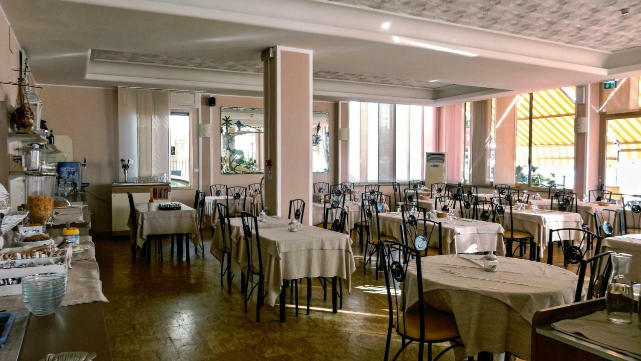 Hotel Delfino Laigueglia Kültér fotó