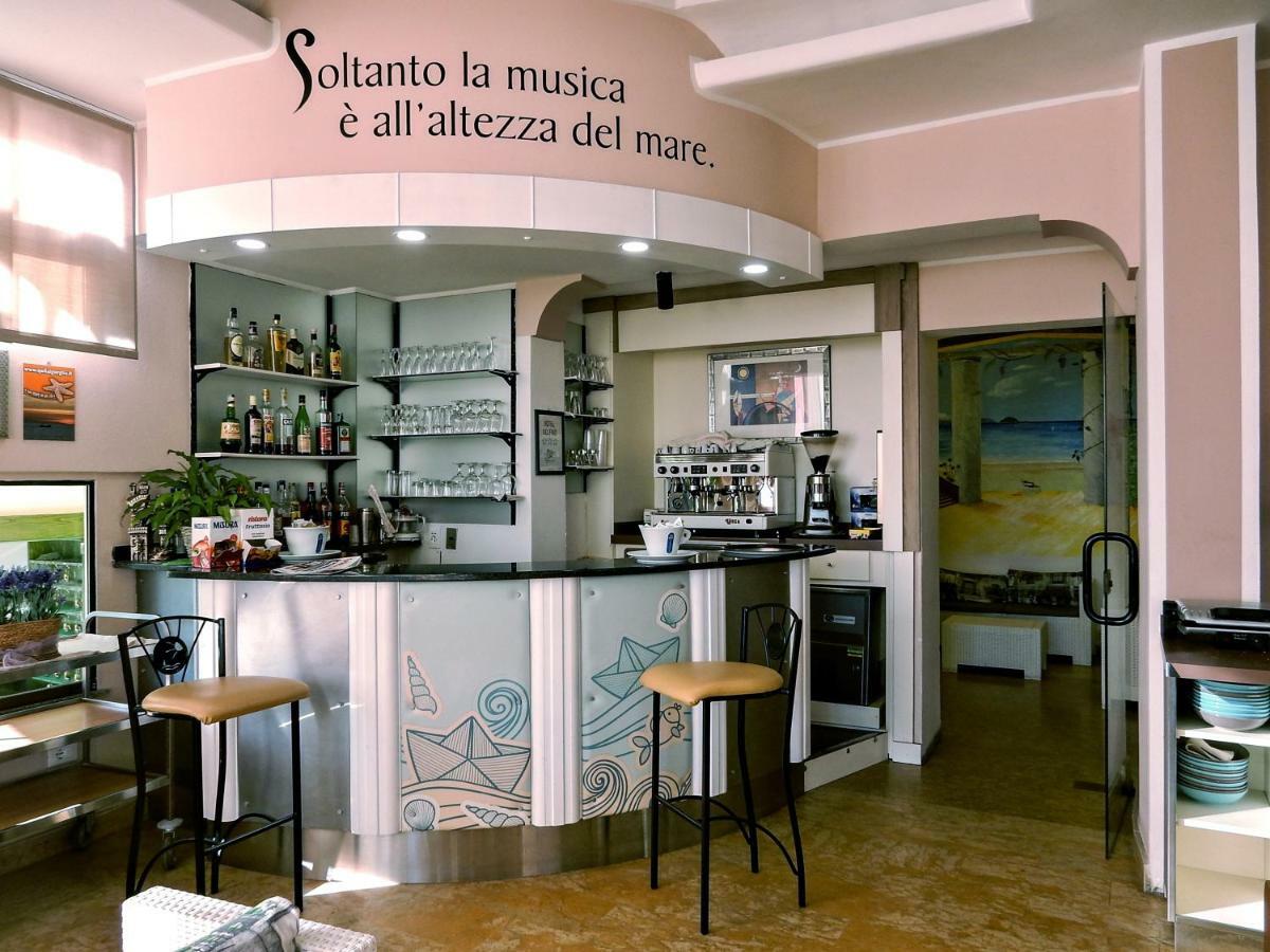 Hotel Delfino Laigueglia Kültér fotó